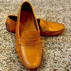 Size 10 B, women’s leather loafer. Mercanti Fiorentini 1922. Gently used